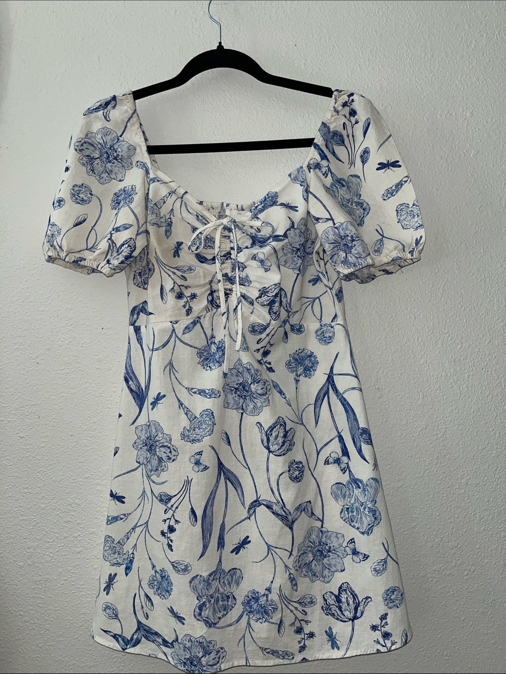 H&M White Mini Dress with Blue Floral Print 100% Cotton
Sz M